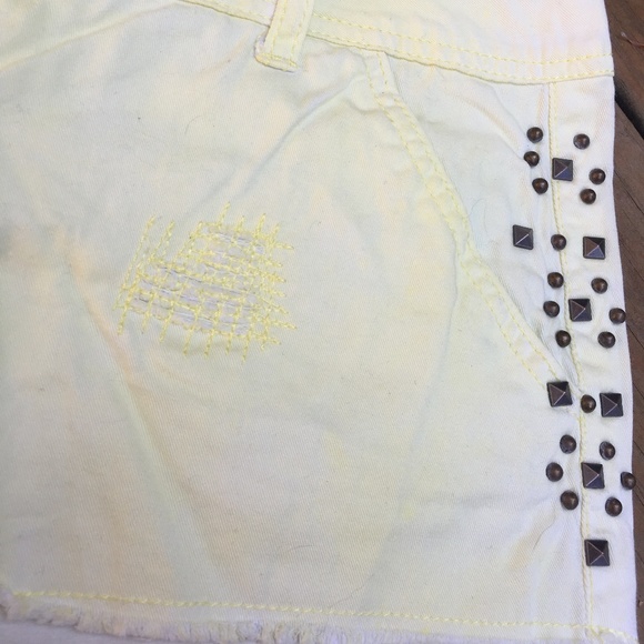 Daytrip Capricorn Yellow Shorts - Picture 4 of 7